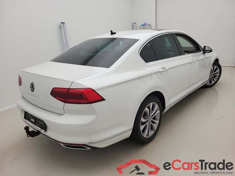 Volkswagen Passat 2.0 TDI Elegance Pano LED-Matrix Virtual Navi Leather KeylessGo Camera Klima PDC ... #3