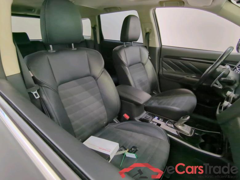 Mitsubishi Outlander '15 Mitsubishi Outlander PHEV Intense+ 5d #3