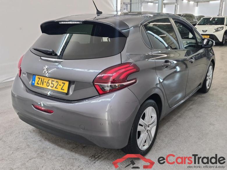 Peugeot 208 11-18 Peugeot 208 Signature 1.2 PureTech 82 5d #2