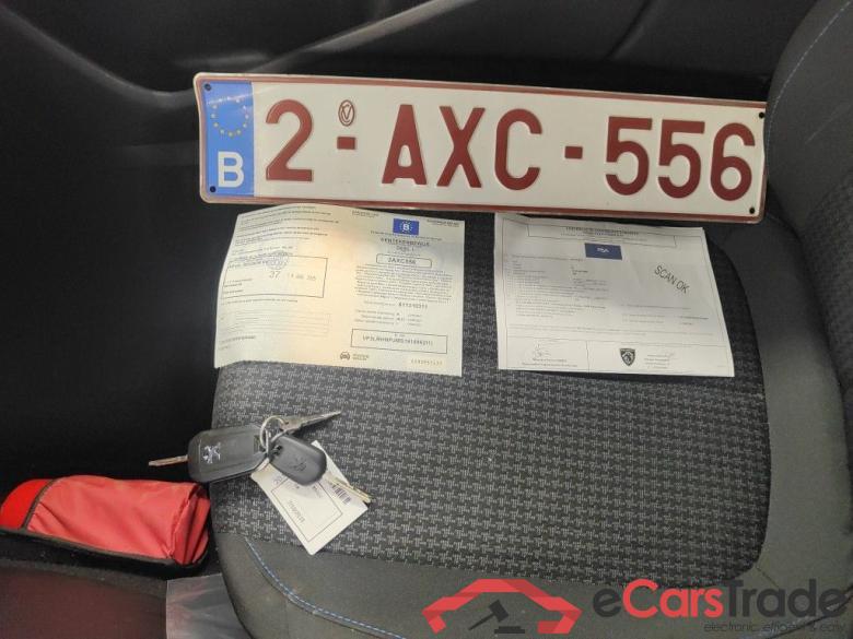 Peugeot 308 SW 1.2 PureTech 110 S&S Style 5d #4