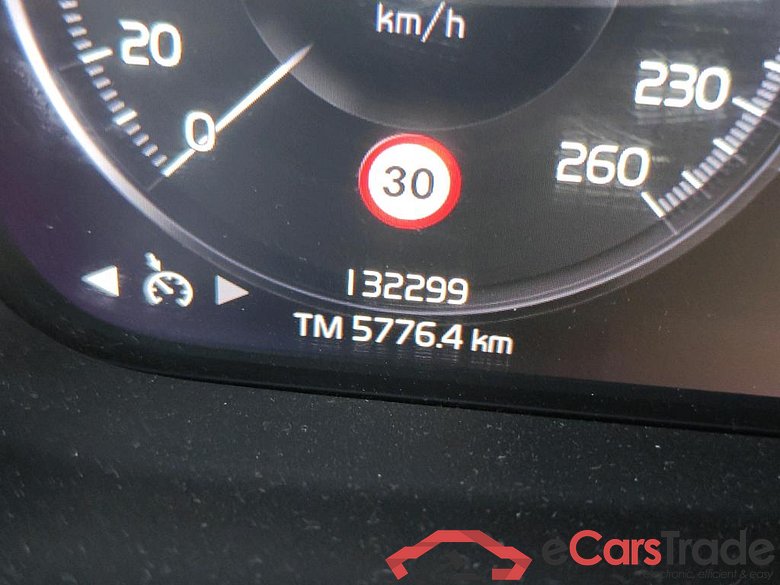 VOLVO XC40 / 2017 / 5P / todoterreno 1.5 T3 R-Design Auto #5