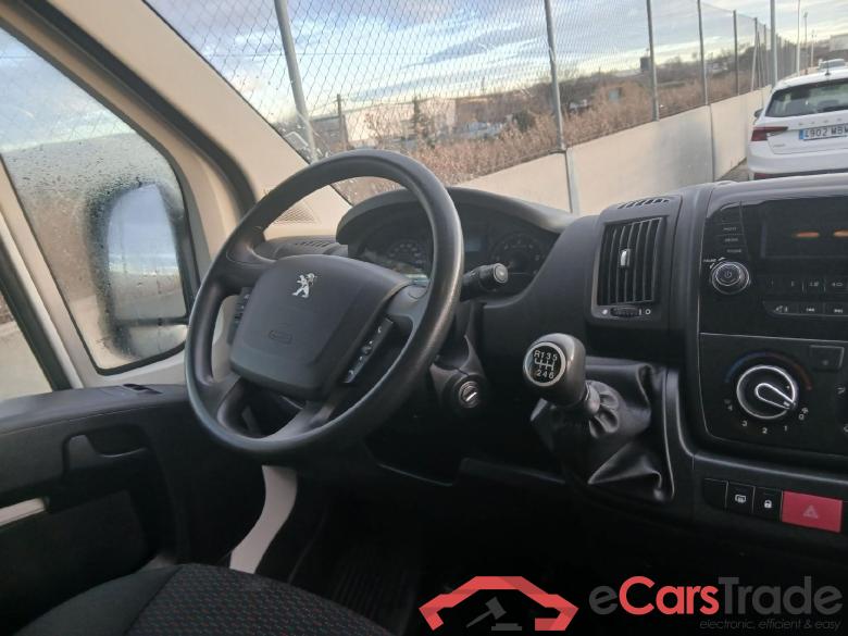 PEUGEOT Boxer / 2014 / 4P / furgón 330 L1 H1 BHDI 88kW (120CV) S&S 6 Vel. M #3