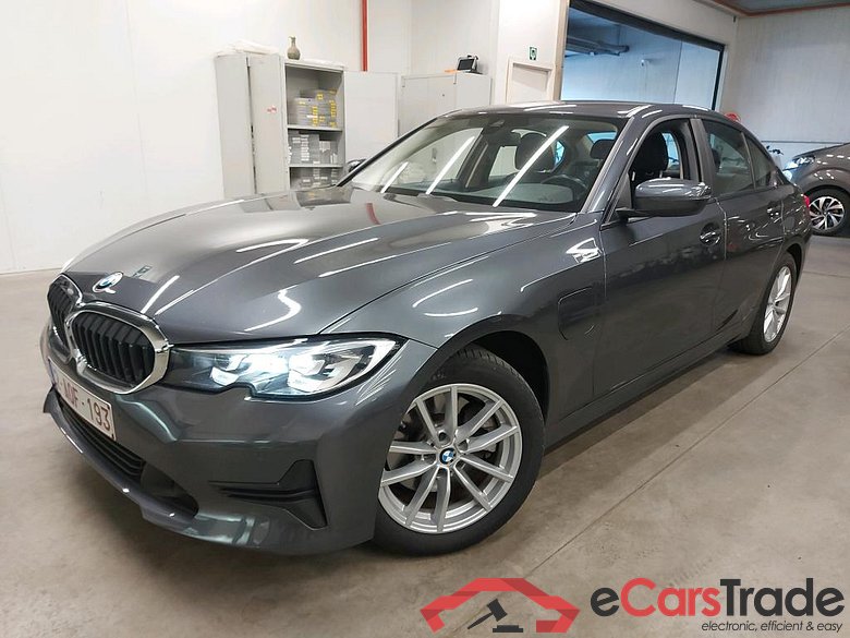 BMW - BMW 3 BERLINE 320e 204PK Business Edition With Heated Seats & Harman Kardon Sound & Electric Hatch & Parking Assistant Pack  * HYBRID *