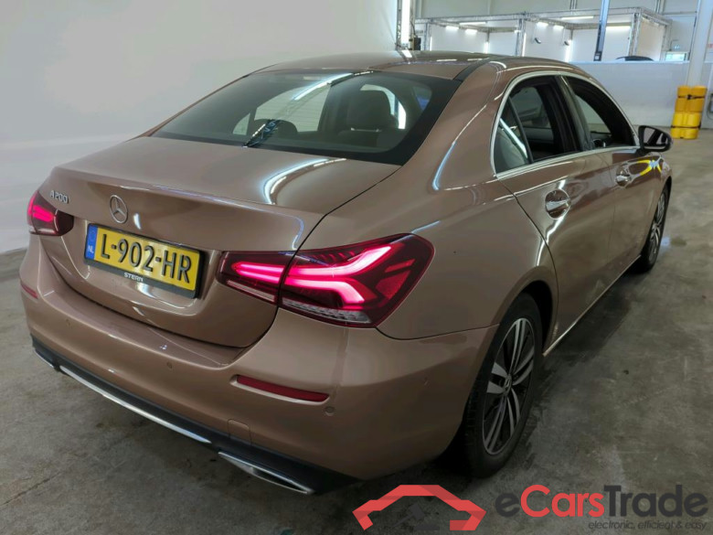 Mercedes-Benz A-Klasse Limousine A 200 7G-DCT Business Solution Luxury 4d + Pano #2