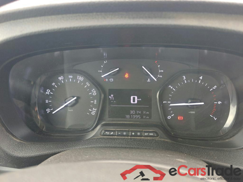 PEUGEOT Expert / 2016 / 4P / furgón Furgón Premium 1.5 BlueHDi 100 Standard (AC) #4